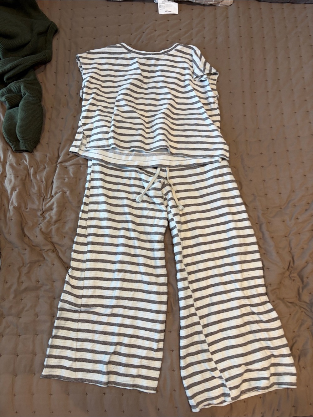 J.O.A. Women's Wide-Leg Striped Lounge Pants in White and Gray